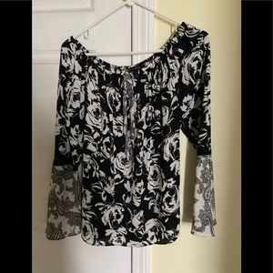 Nice top never wore, comfortable material